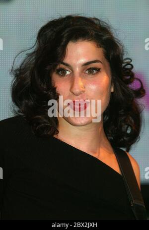 Der 20-jährige Brite-nominierten AMY WINEHOUSE Durchführen einer akustischen Set an HMV recordshop in London 15. Jan 2004 Stockfoto