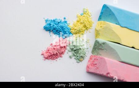 Kreide in verschiedenen Farben isoliert auf weißem Hintergrund, mit Beschneidungspfad. Stockfoto