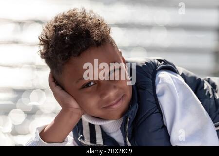Porträt eines niedlichen kleinen afroamerikanischen Jungen lächelnd Stockfoto