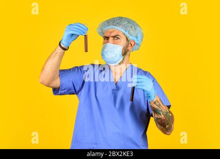 Übertragung von Mensch zu Mensch. Ständig neue Viren erkannt. Beginn des Virenausbruchs. Mann Arzt Uniform gelben Hintergrund. Art des Virus. Coronavirus-Konzept. Virus mutiert. Stockfoto