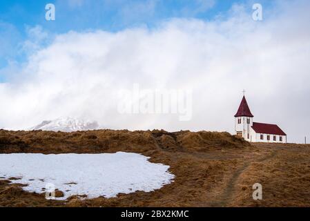 Kleine und schöne Hellnar Kirche auf der Halbinsel Snaefellsnes bei Westisland. Stockfoto