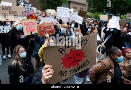 Birmingham, West Midlands, Großbritannien. Juni 2020. Protestler besuchen eine "Black Lives Matter" Demonstration nach dem Tod von American George Floyd, während in der Obhut der Minneapolis-Polizei. Credit Darren Staples/Alamy Live News. Stockfoto