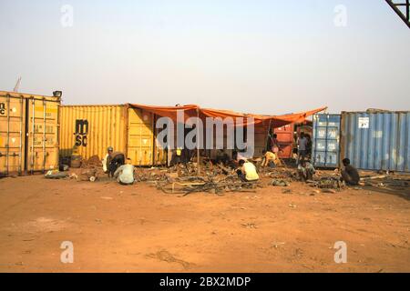 Shipbreaking Yard in Darukhana, Mumbai, Indien – INS Vikrant Abbau mit Schrott & Arbeiter im Hintergrund Stockfoto