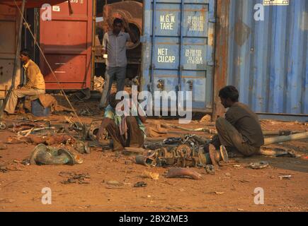 Shipbreaking Yard in Darukhana, Mumbai, Indien – INS Vikrant Abbau mit Schrott & Arbeiter im Hintergrund Stockfoto