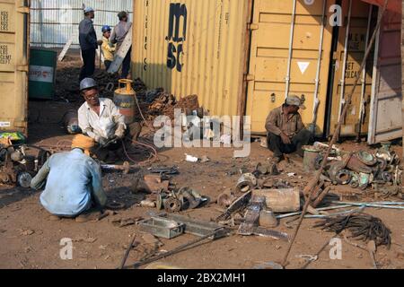 Shipbreaking Yard in Darukhana, Mumbai, Indien – INS Vikrant Abbau mit Schrott & Arbeiter im Hintergrund Stockfoto