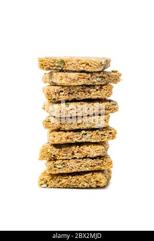 Multigrain Getreide Crunchy Quadrate Bars mit Kürbiskerne Hintergrund. Gesunder Snack auf weißem Hintergrund Stockfoto