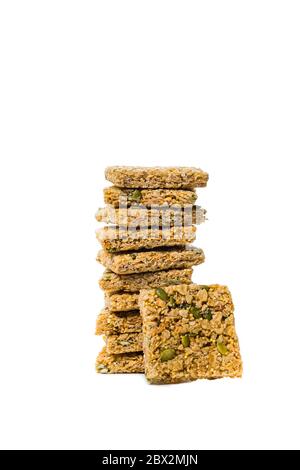 Multigrain Getreide Crunchy Quadrate Bars mit Kürbiskerne Hintergrund. Gesunder Snack auf weißem Hintergrund Stockfoto