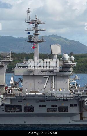 Apra Harbor, Usa. Juni 2020. Die Matrosen der US-Marine bemannen die Schienen, während der Flugzeugträger der Nimitz-Klasse USS Theodore Roosevelt sich auf den Vorweg zu tiefem Wasser macht, während er am Marinestützpunkt Guam am 4. Juni 2020 in Apra Harbor, Guam, abfährt. Das Schiff hat nach einer Quarantäne der COVID-infizierten Crew die Qualifikation für den Transporteur abgeschlossen und ist nun bereit, den Einsatz in der 7. Flotte fortzusetzen. Quelle: MCS Kaylianna Genier/USA Navy/Alamy Live News Stockfoto