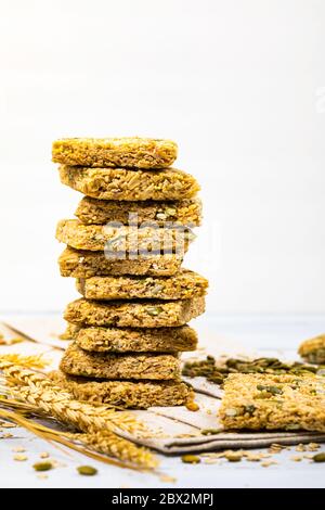 Multigrain Getreide Crunchy Quadrate Bars mit Kürbiskerne Hintergrund. Gesunder Snack auf weißem Hintergrund Stockfoto