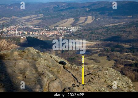 Blick vom Gipfel des Veľký Gríč auf die Stadt Handlová, Slowakei Stockfoto