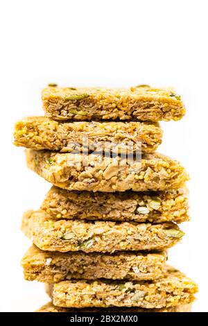 Multigrain Getreide Crunchy Quadrate Bars mit Kürbiskerne Hintergrund. Gesunder Snack auf weißem Hintergrund Stockfoto