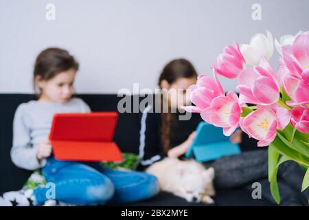 Online-Bildung, Fernstudium, Homeschooling. Kinder lernen Hausaufgaben während Online-Unterricht zu Hause in Tablet-PC und halten Videocall. Soziale Distanz zur Quarantäne. Selbstisolierung. Stockfoto