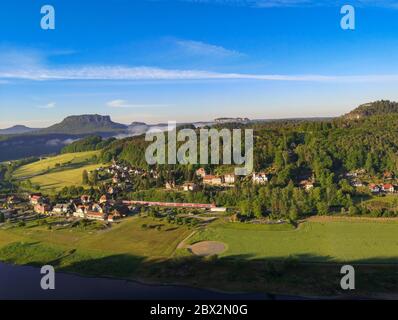 Rathen, Deutschland - 21. Mai 2020: Blick von der Bastei in der Sächsischen Schweiz über das Elbtal, in dem man eine Stadt und einen Zug sieht, der nur p Stockfoto