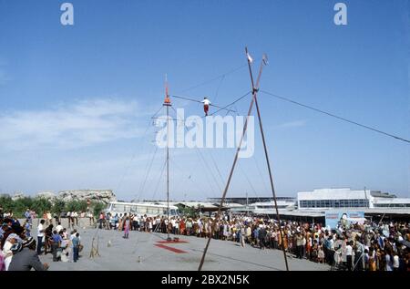 Hochseil Drahtseilläufer Durchführung in Zentral-Samarkand, Usbekistan Stockfoto