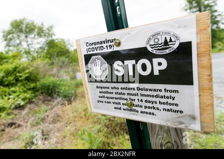 Ein Schild, das Reisende, die Delaware betreten, darüber informiert, dass sie sich wegen der Covid-19-Pandemie 14 Tage lang selbst in Quarantäne stellen müssen. Stockfoto