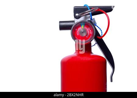 Roter Feuerlöscher auf weiß mit Kopierraum isoliert. Stockfoto