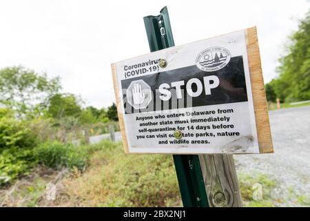 Ein Schild, das Reisende, die Delaware betreten, darüber informiert, dass sie sich wegen der Covid-19-Pandemie 14 Tage lang selbst in Quarantäne stellen müssen. Stockfoto