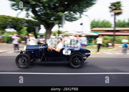 Sirmione/Italien - 18. Mai 2017:Mille Miglia Rennen durch Sirmione, Gardasee Oldtimer Stockfoto