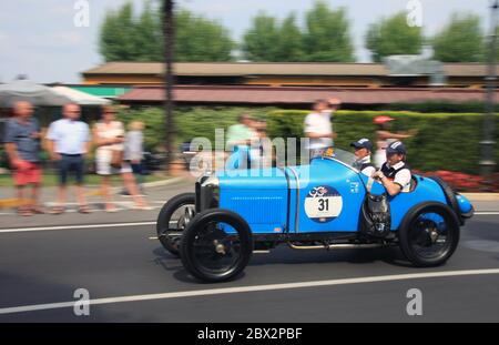 Sirmione/Italien - 18. Mai 2017:Mille Miglia Rennen durch Sirmione, Gardasee Oldtimer Stockfoto