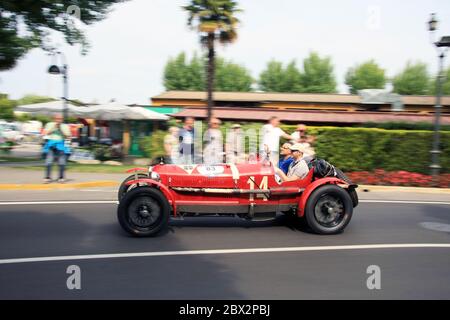 Sirmione/Italien - 18. Mai 2017:Mille Miglia Rennen durch Sirmione, Gardasee Oldtimer Stockfoto