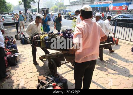 Dabbawala Lieferung von Heißnahrungsmittelboxen am Churchgate Railway Station in Mumbai (Bombay), Indien. Ein sehr effizienter traditioneller Lieferservice Stockfoto