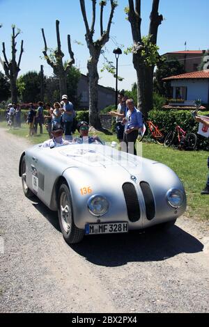 Rovato/Italien - 21. Mai 2017: Jodie Kidd kommt in Rovato, Italien, zur letzten Etappe des Mille Miglia-Rennens in einem BMW Sportwagen an Stockfoto