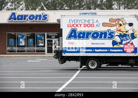 Ein Logo-Schild vor einem Aaron's Rent to own Store in Seaford, Delaware am 25. Mai 2020. Stockfoto