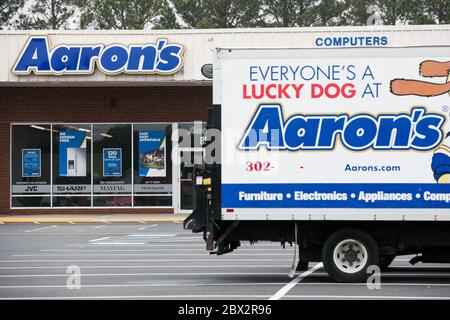 Ein Logo-Schild vor einem Aaron's Rent to own Store in Seaford, Delaware am 25. Mai 2020. Stockfoto