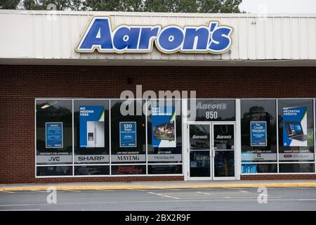 Ein Logo-Schild vor einem Aaron's Rent to own Store in Seaford, Delaware am 25. Mai 2020. Stockfoto