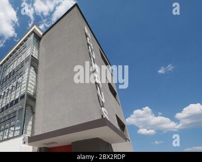 DESSAU, DEUTSCHLAND - UM JUNI 2019: Die Bauhaus-Kunstschule, die 1925 vom Architekten Walter Gropius entworfen wurde Stockfoto