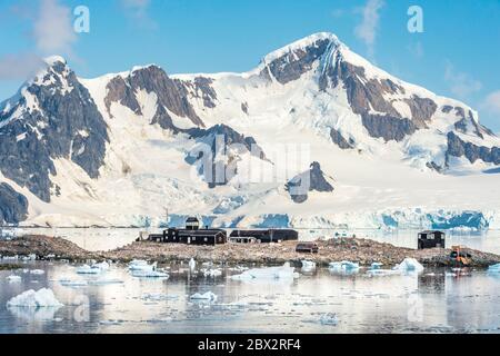 Antarktis, Südliche Ozeane, Antarktische Halbinsel, Graham Land, Paradise Harbour, Kolonie der Gentoo-Pinguine (Pygoscelis papua) an der wissenschaftlichen Forschungsstation Gabriel GONZALEZ VIDELA (Chile) Stockfoto