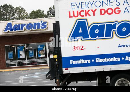 Ein Logo-Schild vor einem Aaron's Rent to own Store in Seaford, Delaware am 25. Mai 2020. Stockfoto