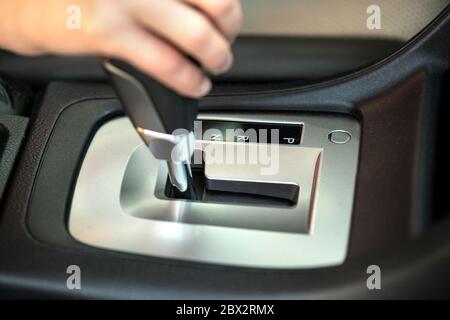 Nahaufnahme der Frau Fahrer, die ihre Hand auf automatischen Schaltstab fahren als Auto. Stockfoto