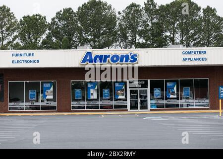 Ein Logo-Schild vor einem Aaron's Rent to own Store in Seaford, Delaware am 25. Mai 2020. Stockfoto