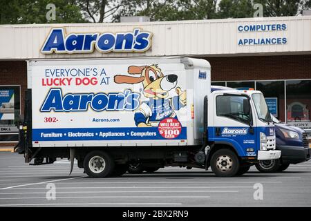 Ein Logo-Schild vor einem Aaron's Rent to own Store in Seaford, Delaware am 25. Mai 2020. Stockfoto