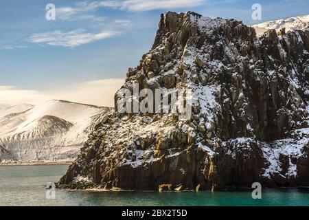 Antarktis, Südliche Ozean, Archipel der Südshetland Inseln, Deception Island, gewaltige Subduktionsvulkan noch aktiv, seine 12 km Durchmesser Caldera Höhepunkt bei 576 m zusammengebrochen, durch den Südsee, der seinen Punkt Eingang durch die Forges of Neptune gefunden (oder buchstäblich aus dem Englischen &#x201c; Soufflet de Neptune &#x201d;), Ein schmaler Pass 230 m breit Stockfoto