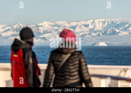 Antarktis, Südmeer, Navigation zwischen den Schären der Südshetlandinseln mit Deception Island und der Antarktischen Halbinsel Stockfoto