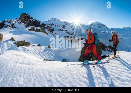 Frankreich, Savoie (73), Tarentaise, La Rosière, Haute-Tarentaise-Tal, Wanderer, die auf Skitouren zum Col du Petit (2673m) gehen Stockfoto