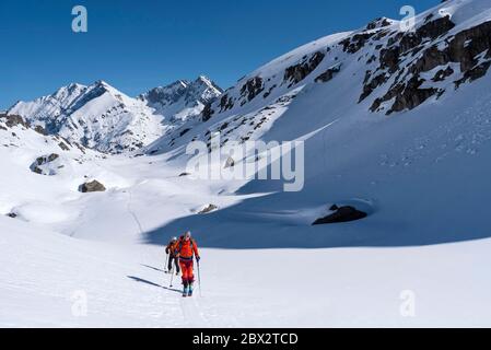 Frankreich, Savoie (73), Tarentaise, La Rosière, Haute-Tarentaise-Tal, Wanderer, die auf der italienischen Seite in die Skistouren zum Col de Louïe Blanche (2524m) aufsteigen Stockfoto