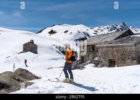 Frankreich, Savoie (73), Tarentaise, La Rosière, Haute-Tarentaise Tal, Wanderer auf den Ort namens Les Molettes mit der Chapelle Saint Pierre (2027 m), thront dieser am Eingang der Sassière Plateau und seine Mission ist es, Menschen und Herden zu schützen Stockfoto