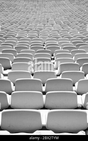 Schwarz-Weiß-Stadion Sitze in Reihen von hinten Stockfoto