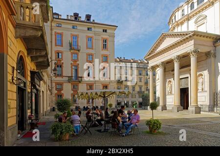 Italien, Piemont, Turin, Piazza della Consolata, Basilika der Consolata des 18. Jahrhunderts und Caffe Confetteria, Al Bicerin, das Café ist berühmt für die Bicerin, ein traditionelles heißes Getränk, aus Espresso, Trinkschokolade und Milch in einem kleinen Glas serviert Stockfoto