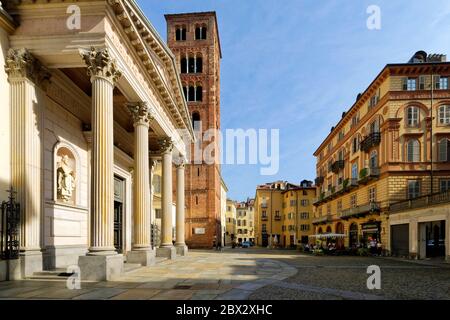 Italien, Piemont, Turin, Piazza della Consolata, Basilika der Consolata des 18. Jahrhunderts und Caffe Confetteria, Al Bicerin, das Café ist berühmt für die Bicerin, ein traditionelles heißes Getränk, aus Espresso, Trinkschokolade und Milch in einem kleinen Glas serviert Stockfoto