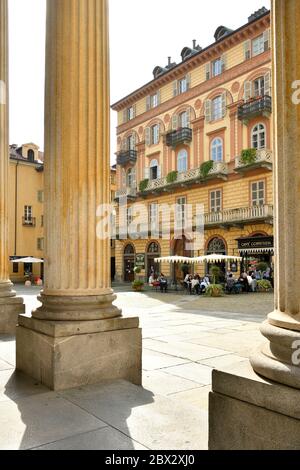 Italien, Piemont, Turin, Piazza della Consolata, Basilika der Consolata des 18. Jahrhunderts und Caffe Confetteria, Al Bicerin, das Café ist berühmt für die Bicerin, ein traditionelles heißes Getränk, aus Espresso, Trinkschokolade und Milch in einem kleinen Glas serviert Stockfoto