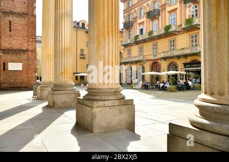 Italien, Piemont, Turin, Piazza della Consolata, Basilika der Consolata des 18. Jahrhunderts und Caffe Confetteria, Al Bicerin, das Café ist berühmt für die Bicerin, ein traditionelles heißes Getränk, aus Espresso, Trinkschokolade und Milch in einem kleinen Glas serviert Stockfoto