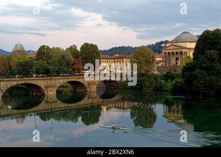 Italien, Piemont, Provinz Turin, Turin, Kirche Gran Madre di Dio und die Brücke Vittorio Emanuele I am Po Stockfoto