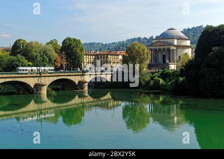 Italien, Piemont, Provinz Turin, Turin, Kirche Gran Madre di Dio und die Brücke Vittorio Emanuele I am Po Stockfoto