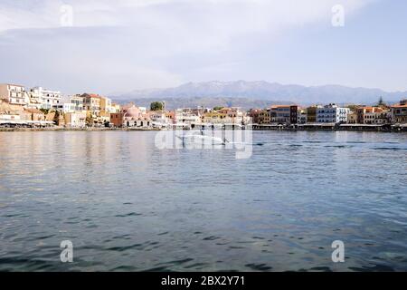 Blick auf den Hafen von Chania vom Leuchtturm, Kreta, Griechenland Stockfoto