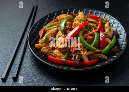 Chow mein mit Huhn, chinesisches Gericht. Stockfoto