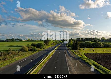 Frankreich, Finistere, Covid 19 oder Coronavirus-Sperrung, Rennes nach Brest N12 Autobahn während der COVID 19 Krise im April 2020, Sperrzeit Stockfoto